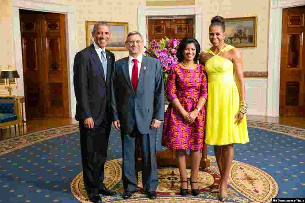 Presidente Barack Obama e Primeira-dama Michelle Obama com Jorge Carlos de Almeida Fonseca, Presidente da República de Cabo Verde, e a Primeira-dama Lígia Arcangela Lubrino Dias Fonseca, na Sala Azul por ocasião do jantar na Casa Branca, pela Cimeira Esta