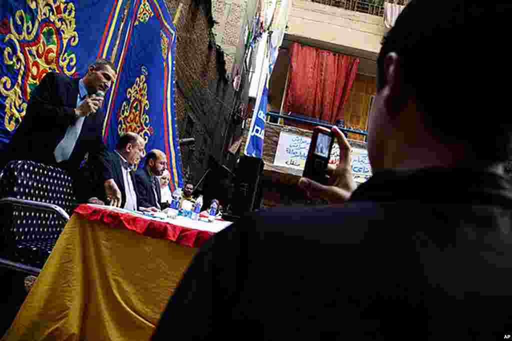 Muslim Brotherhood candidates for parliament speak to residents of a Cairo neighborhood, Egypt, November 26, 2011. (VOA - Y. Weeks)