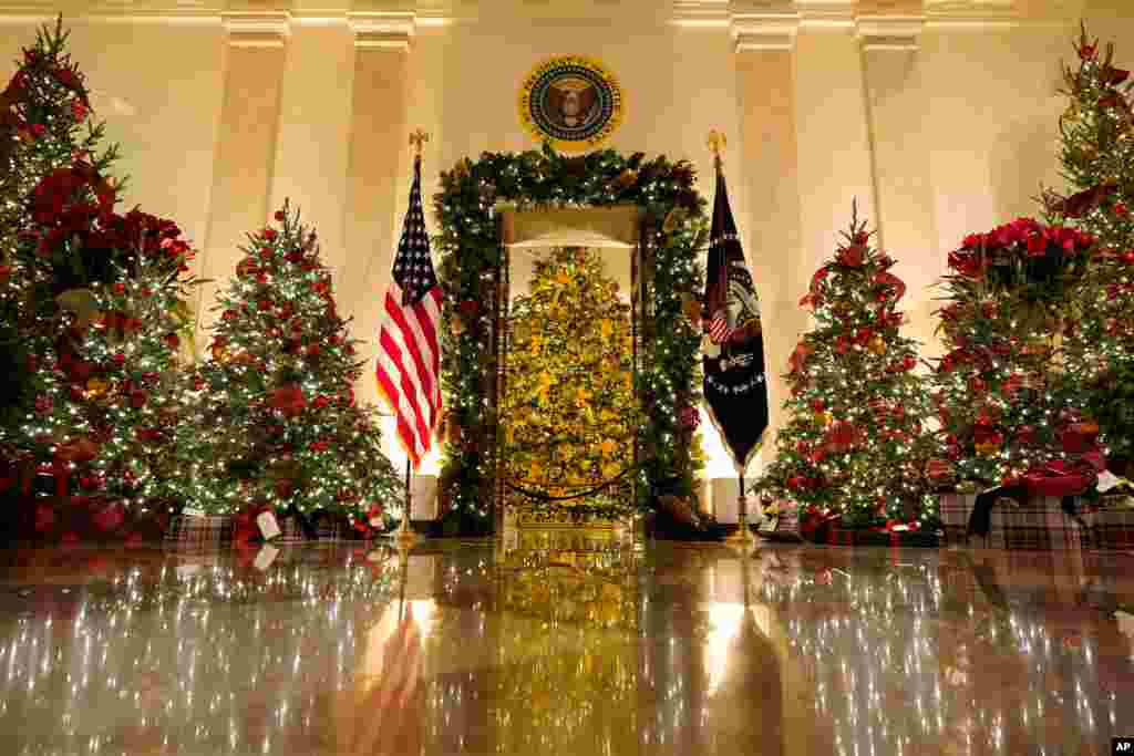 Esta podr&#237;a ser la cuarta y &#250;ltima Navidad de los Trump en la Casa Blanca, mientras el presidente electo Joe Biden se prepara para mudarse en enero. En la foto el Cross Hall y el Sal&#243;n Azul decorados para Navidad, el 30 de noviembre de 2020.