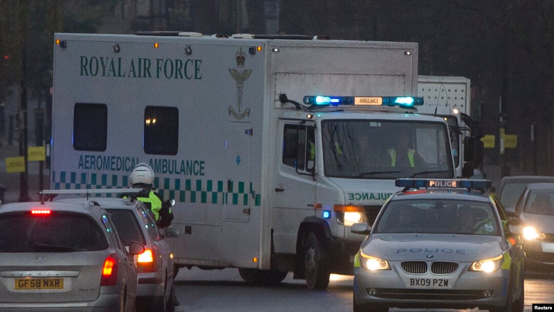 Konvoi ambulans yang membawa Pauline Cafferkey tiba di RS Royal Free di London, Selasa (30/12).
