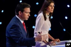 Gubernur Florida Ron DeSantis, kiri, berbicara di debat calon presiden Partai Republik CNN dengan mantan Duta Besar PBB Nikki Haley, kanan, di Drake University di Des Moines, Iowa, Rabu, 10 Januari 2024. (Foto: AP)