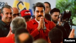 El presidente Nicolás Maduro agradece el apoyo a sus seguidores que lo acompañaron a inscribir su candidatura para la reelección el martes 27 de febrero.