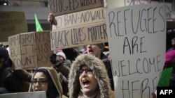 Des manifestants protestent contre le décret du président Donald Trump sur l'immigration au terminal international de l'aéroport O'Hare à Chicago, en Illinois, le 29 janvier 2017.