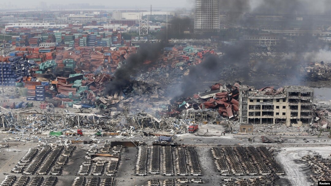 天津滨海新区发生爆炸后，消防员在现场试图灭火（2015年8月14日）