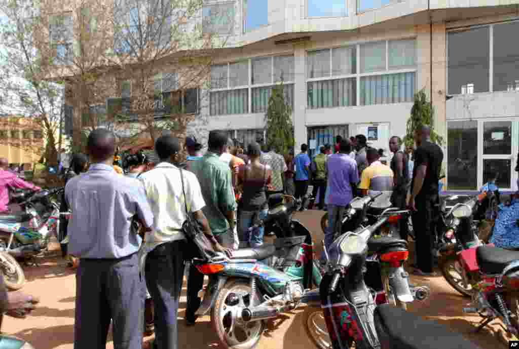 Malians queued to withdraw money from banks in the capital Bamako, April 3, 2012, after neighboring countries including Ivory Coast and Niger launched trade and diplomatic sanctions. (Reuters)