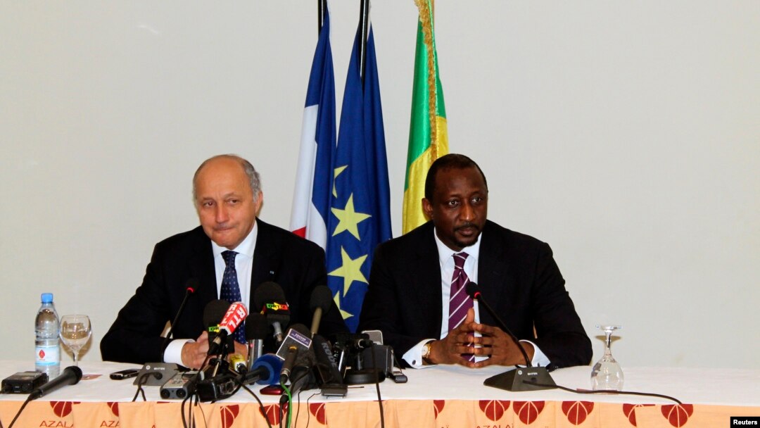 Mali's Foreign Minister Tieman Hubert Coulibaly (R) and France's Foreign Affairs Minister Laurent Fabius attend a news conference in Bamako, Mali, April 5, 2013.