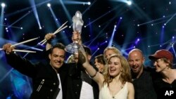 Pemenang Kontes Eurovision tahun 2013, Emmelie de Forest dari Denmark mengangkat piala kemenangannya di atas panggung Malmo Arena di Malmo, Swedia (18/5). De Forest memenangkan kontes tahunan Eurovision tahun ini dengan membawakan lagu "Only Teardrops". 