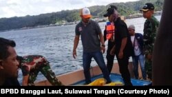 TIM SAR melakukan pencarian korban KM Fungka Permata V yang terbakar di perairan Banggai Laut, Sulawesi Tengah, Sabtu (15/9). (Foto courtesy : BPBD Banggai Laut, Sulawesi Tengah)