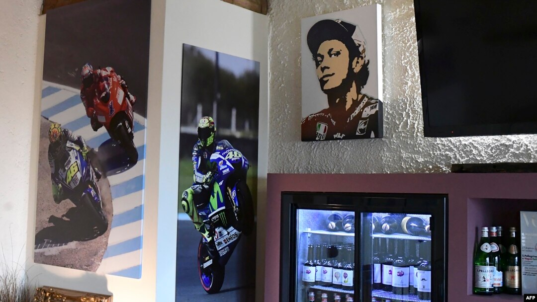 Gambar balap MotoGP dan potret pebalap Italia, Valentino Rossi, terpajang di restoran dan toko milik Rossi di kota kelahirannya, Tavullia, 29 Januari 2019.