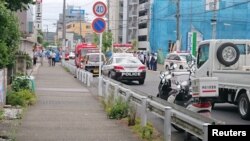 Polisi tiba di lokasi penikaman massal di sebuah perhentian bis di Kawasaki, Jepang, 28 Mei 2019. May 28, 2019, in this photo taken from social media. Foto diambil dari media sosial @_RASSUN5001 via Reuters.