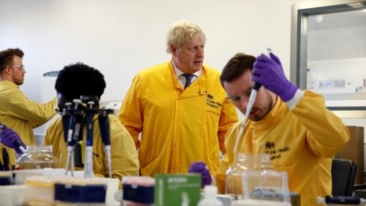 Thủ tướng Anh Boris Johnson thăm một phòng thí nghiệm tại Cơ quan Y tế Công cộng Anh (PHE) tại Colindale, bắc London, ngày 1/3/2020.