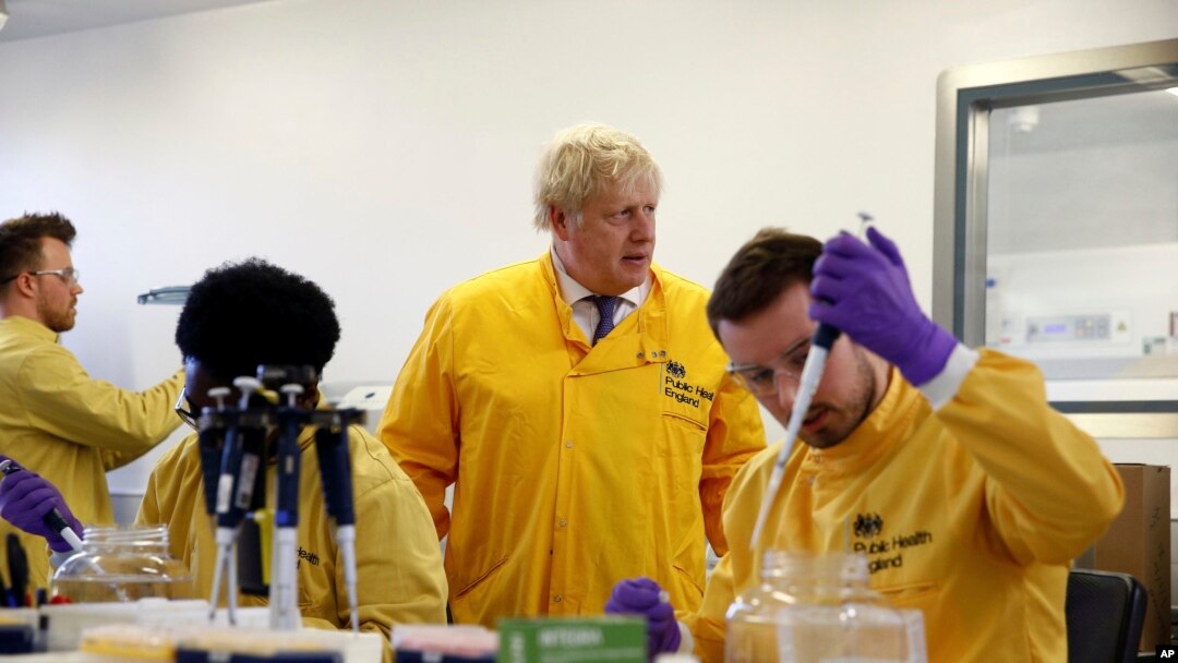 Perdana Menteri Inggris Boris Johnson mengunjungi labortorium di Pusat Kesehatan Masyarakat Inggris setelah lebih dari 10 pasien virus corona terkonfirmasi, di Colindale, utara London, 1 Maret 2020.