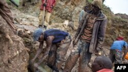 Des creuseurs artisanaux dans une mine de cassiterite à Numbi, RDC, 7 avril 2017.