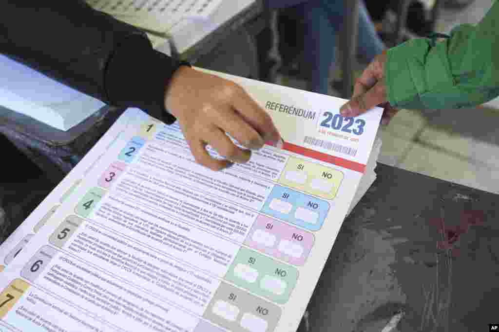 Trabajadores electorales preparan las boleta para las elecciones de medio término y un referendo nacional en Quito, Ecuador, el 5 de febrero de 2023.