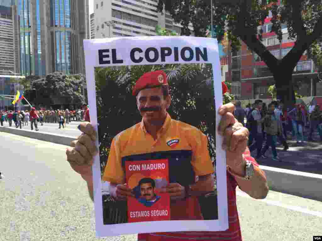 &quot;Con Maduro estamos seguros&quot; dice una pancarta de un simpatizante oficialista, durante las manifestaciones de este sábado.