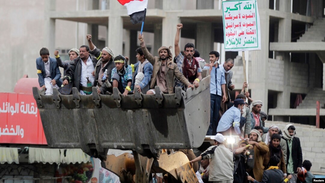 Para pendukung kelompok Syiah Houthi menaiki buldozer dalam demo di Sana'a hari Minggu (7/9).