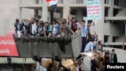 Para pendukung kelompok Syiah Houthi menaiki buldozer dalam demo di Sana'a hari Minggu (7/9).