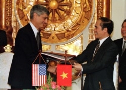 Bộ Trưởng Tài chính Mỹ Robert Rubin và Bộ Trưởng Tài chính Việt Nam Nguyễn Sinh Hùng, ngày 7/4/1997 tại Hà Nội.