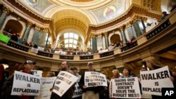 Sindikalci i njihovi pristaše prosvjeduju u zakonodavnom tijelu Wisconsina