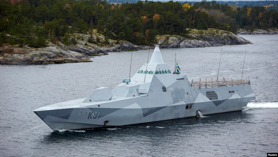 Kapal korvet Swedia HMS Visby melakukan patroli di kepulauan Stockholm, Swedia setelah munculnya kapal asing misterius di sana (19/10).