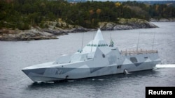 Kapal korvet Swedia HMS Visby melakukan patroli di kepulauan Stockholm, Swedia setelah munculnya kapal asing misterius di sana (19/10).