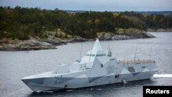 Kapal korvet Swedia, HMS Visby, melakukan patroli di perairan kepulauan Stockholm (19/10).