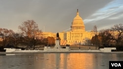 资料照片：黄昏时分的美国国会大厦与倒影池。(2026年1月22日)
