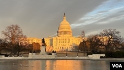 资料照片：黄昏时分的美国国会大厦与倒影池。(2026年1月22日)