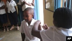 Bamwe mu bana b'abakobwa bakingirwa kanseri y'inkondo y'umura