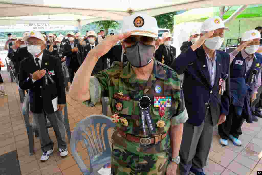 한국 화천에서 열린 한국전쟁 71주년 기념식에 참석한 참전용사들이 국기에 대한 경례를 하고 있다.