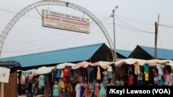 L’entrée du marché d'Agbadahonou, à Lomé, Togo, 21 décembre 2017. (VOA/Kayi Lawson) 