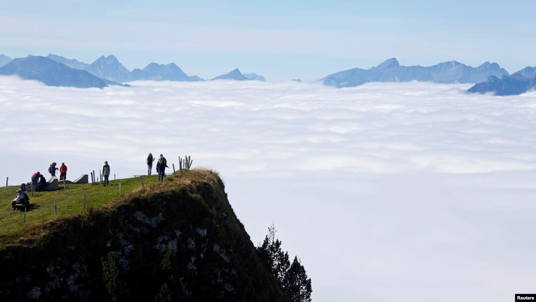 Wisatawan berjalan di bawah sinar matahari di gunung Niederhorn dekat Interlaken, Swiss, 5 Oktober 2016. (Foto: Reuters)