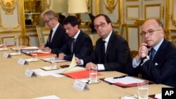 프랑수아 올랑드(가운데) 프랑스 대통령이 27일 파리 엘리제궁에서 종교계 지도자들과 간담회를 열어 루앙시 성당 테러 후속 대책을 논의하고 있다.
