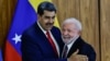 Presiden Venezuela Nicolas Maduro (kiri) dan Presiden Brazil Luiz Inacio Lula da Silva berpose bersama untuk foto ketika hadir dalam konferensi negara-negara Amerika Selatan di Brasilia, Brazil, pada 29 Mei 2023. (Foto: Reuters/Ueslei Marcelino)