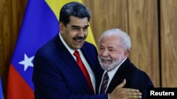 Presiden Venezuela Nicolas Maduro (kiri) dan Presiden Brazil Luiz Inacio Lula da Silva berpose bersama untuk foto ketika hadir dalam konferensi negara-negara Amerika Selatan di Brasilia, Brazil, pada 29 Mei 2023. (Foto: Reuters/Ueslei Marcelino)