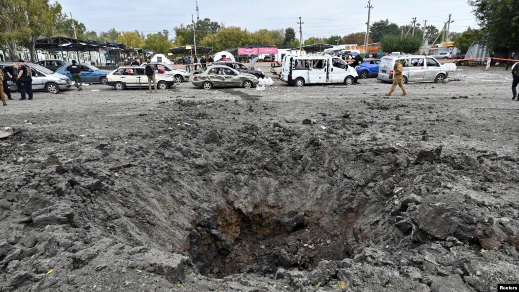 俄军导弹击中乌克兰南部城市扎波罗热的一支平民车队，导致20多名平民丧生。（2022年9月30日）(photo:VOA)