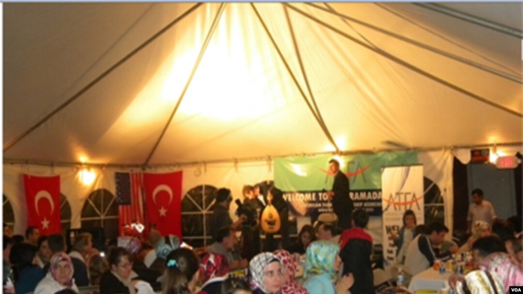 Tenda Ramadhan Turki di Washington ini menyatukan komunitas keturunan Turki di daerah ini, sekaligus sarana pertemuan dengan warga setempat dari berbagai latar belakang.