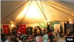 Tenda Ramadhan Turki di Washington ini menyatukan komunitas keturunan Turki di daerah ini, sekaligus sarana pertemuan dengan warga setempat dari berbagai latar belakang.