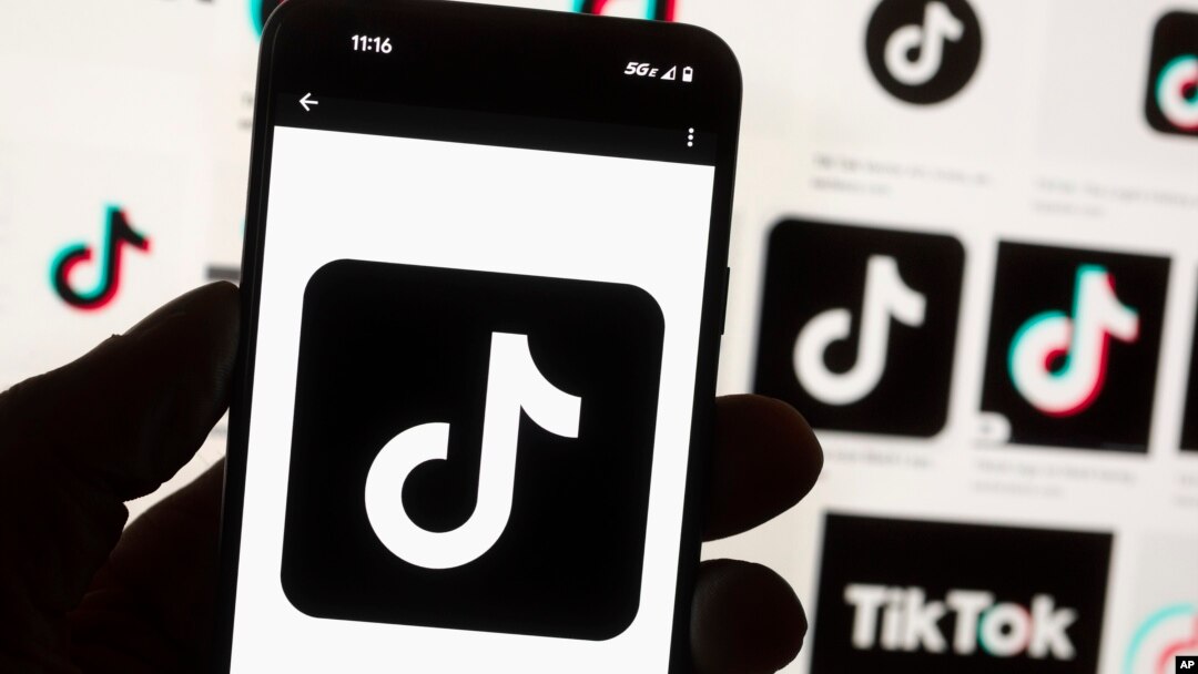 ARHIVA - Logo aplikacije TikTok (Foto: AP/Michael Dwyer)