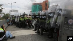 La policía venezolana dispersó a manifestantes durante una protesta en Caracas, el martes, 7 de junio de 2016.