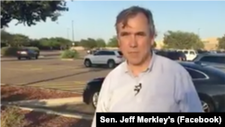 En la foto, el senador demócrata por el estado de Oregon, Estados Unidos, Jeff Merkley. El Departamento de Salud y Servicios Humanos de Estados Unidos funciona en más de 100 albergues en 17 estados. 