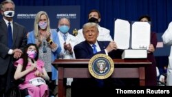 Junto a altos funcionarios de salud y de su administración, el presidente Donald Trump firmó el jueves 24 de septiembre dos órdenes ejecutivas que buscan, según reza en los documentos, mejorar la atención de salud para los estadounidenses.