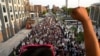 Manifestantes marchan durante una protesta afuera de la sede de la Convención Nacional Demócrata, el miércoles 21 de agosto de 2024, en Chicago. 