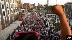 Manifestantes marchan durante una protesta afuera de la sede de la Convención Nacional Demócrata, el miércoles 21 de agosto de 2024, en Chicago. 