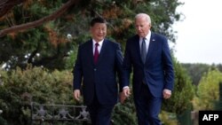 ប្រធានាធិបតីសហរដ្ឋអាមេរិកលោក Joe Biden និងប្រធានាធិបតីចិនលោក Xi Jinping ដើរ​ជាមួយ​គ្នា​ក្រោយ​កិច្ចប្រជុំ​មួយ​ក្នុង​អំឡុង​កិច្ចប្រជុំកំពូល APEC នៅក្រុង Woodside ក្នុងរដ្ឋ California កាលពីថ្ងៃទី១៥ ខែវិច្ឆិកា ឆ្នាំ២០២៣។