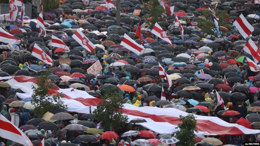 Para pedemo berlindung di bawa payung-payung
dalam demo oposisi menentang hasil pilpres, di Minsk, Belarusia, 6 September 2020. 