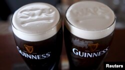 Gelas-gelas bir tampak di Bar Notherly, di Malin Head, Irlandia, 11 Mei 2016.