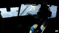 Pilotos y expertos de la Marina de México sobrevuelan el volcán Popocatepetl y monitorean su evolución.