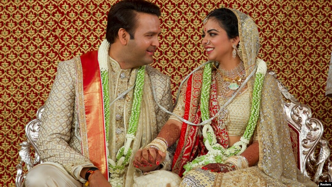 Pengantin perempuan Isha Ambani, anak perempuan Mukesh Ambani, kepala Reliance Industries dan penganti pria, Anand Piramal, ahli waris bisnis real-estat dan farmasi dalam resepsi pernikahan di Mumbai, India, 12 Desember 2018. 