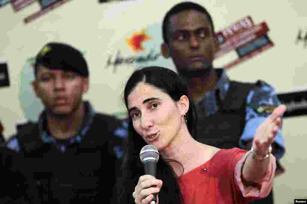 Yoani S&aacute;nchez tuvo que ser escoltada por guardias de seguridad mientras habla con simpatizantes y manifestantes al mismo tiempo durante una reuni&oacute;n con la prensa, donde se&ntilde;al&oacute; que esperaba que se produjeran este tipo de incidentes donde grupos socialistas la tildaron de &quot;mercenaria&quot;. 